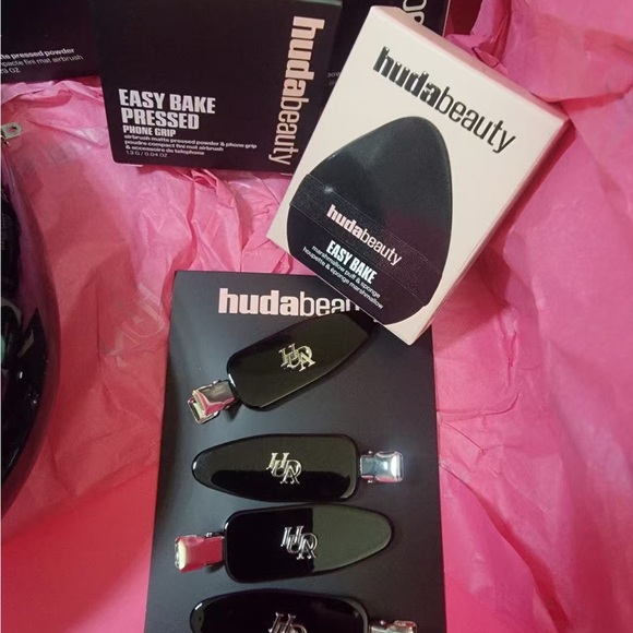 HUDA BEAUTY Easy Bake Pressed Powder Set - Black and Pink - Picture 5 of 8